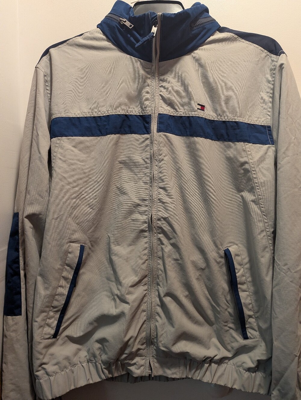 Tommy Hilfiger Mens XL Light Gray and Navy Full Zip Hooded Windbreaker Jacket